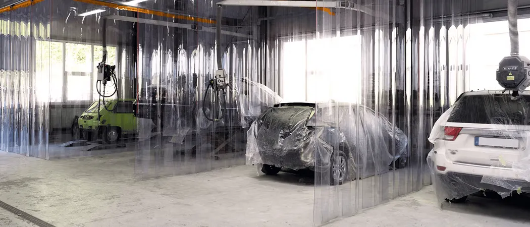 Uși batante şi fâşii agăţate